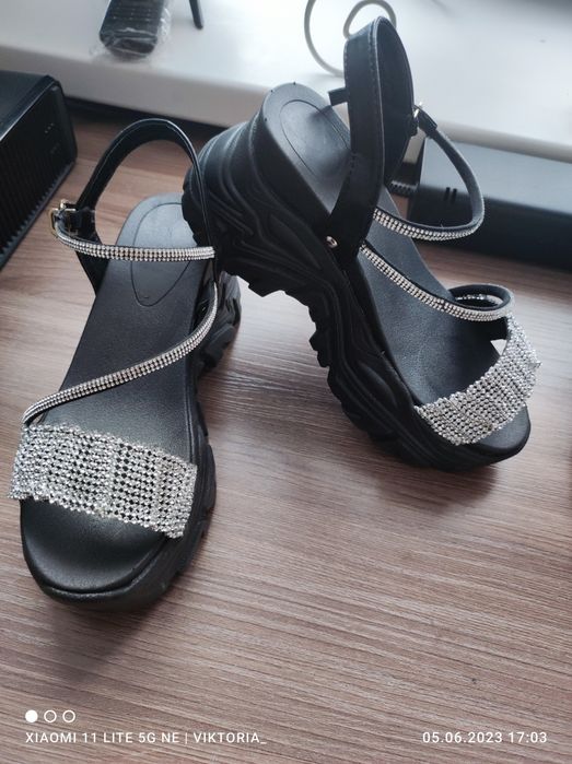 Сандалии на платформе