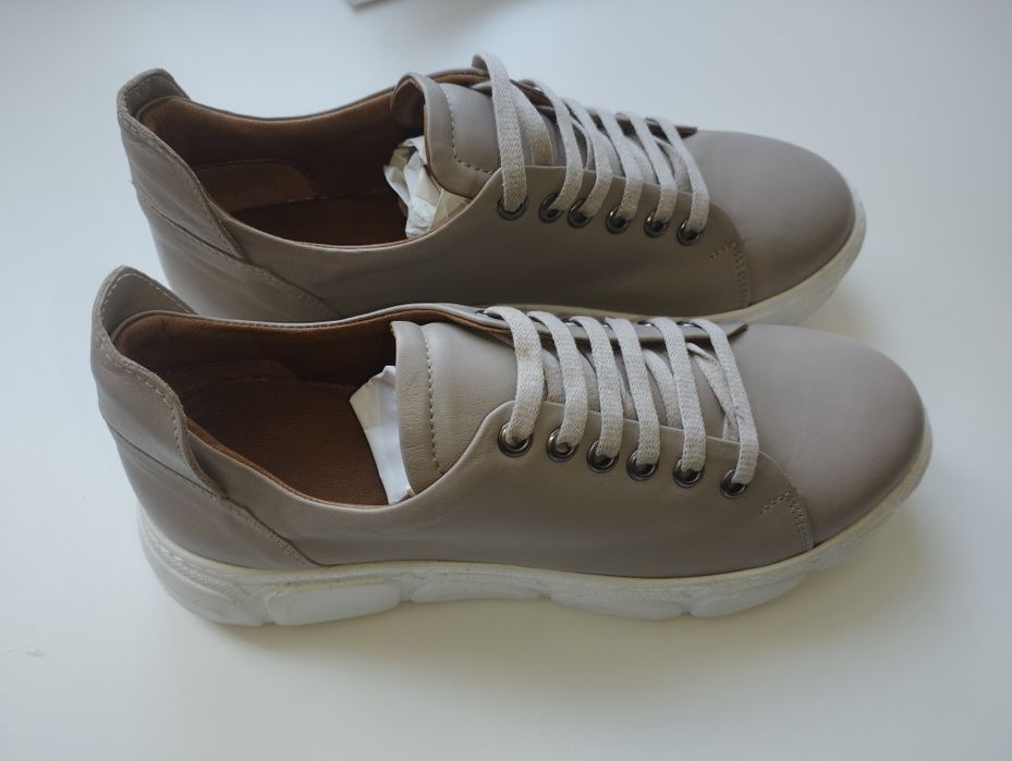 Продам кроссовки кожаные