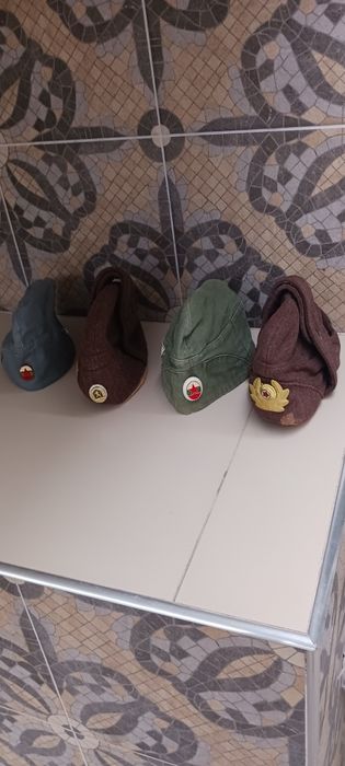 Фуражки и снимки с рамки