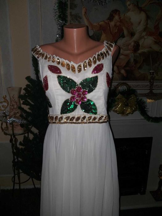 Rochia este noua  și  lungă