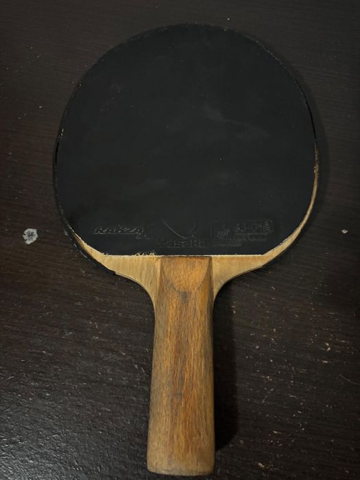 Vand paleta semnata de o fosta jucatoare de ping pong