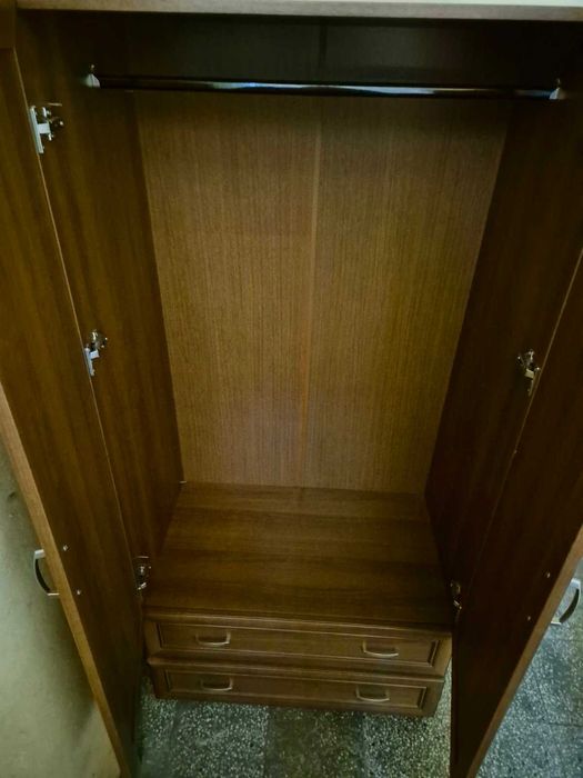 Трикрилен гардероб