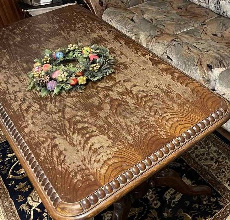 Маса от дърво с орнаменти