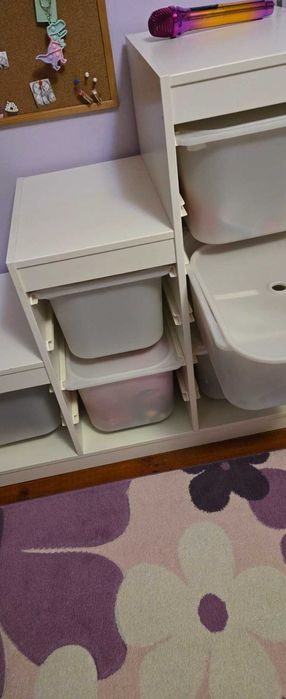 Детски шкаф с пластмасови кутии