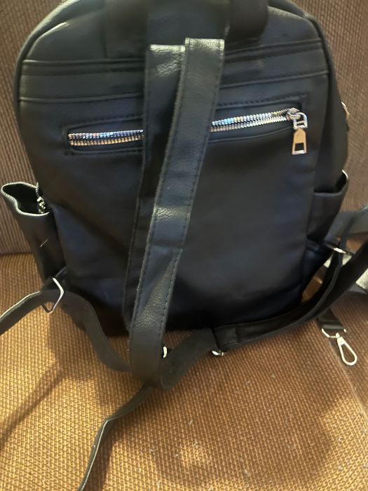 Дамска черна раница