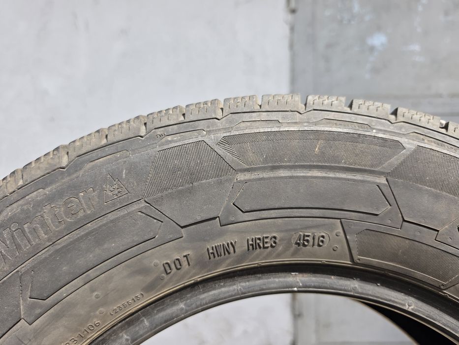 2 бр.  гуми за бус  205/70/15C Continental 9 mm DOT 4516