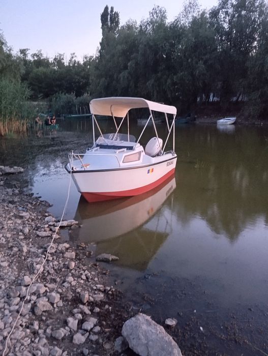 Barca cabinata cu motor 20 cp 4t