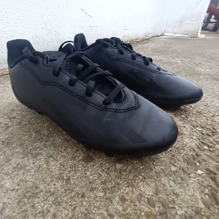Vând crampoane adidas  de fotbal negre crazy fast,mărimea 37