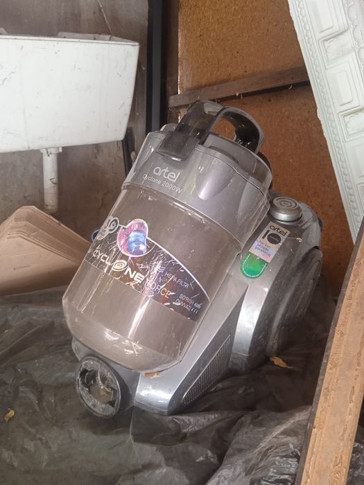 Продам пылесос Artel.
