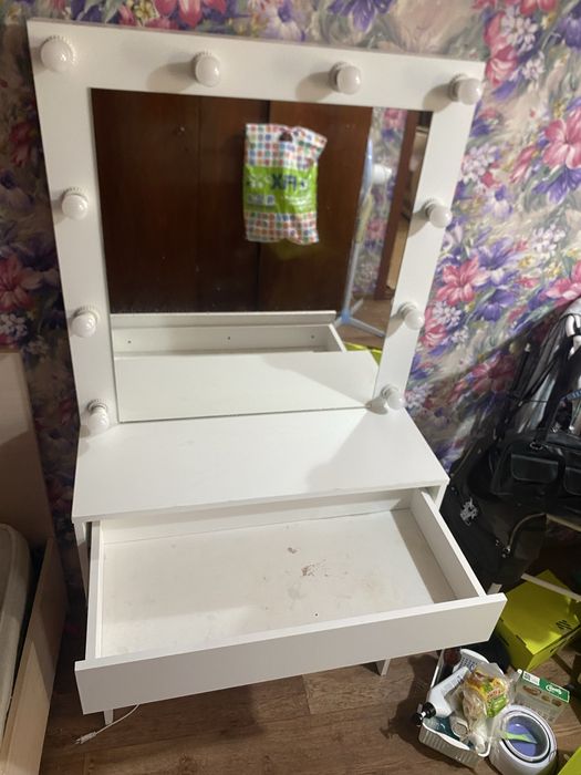 продам б/у туалетный столик 35тыщ