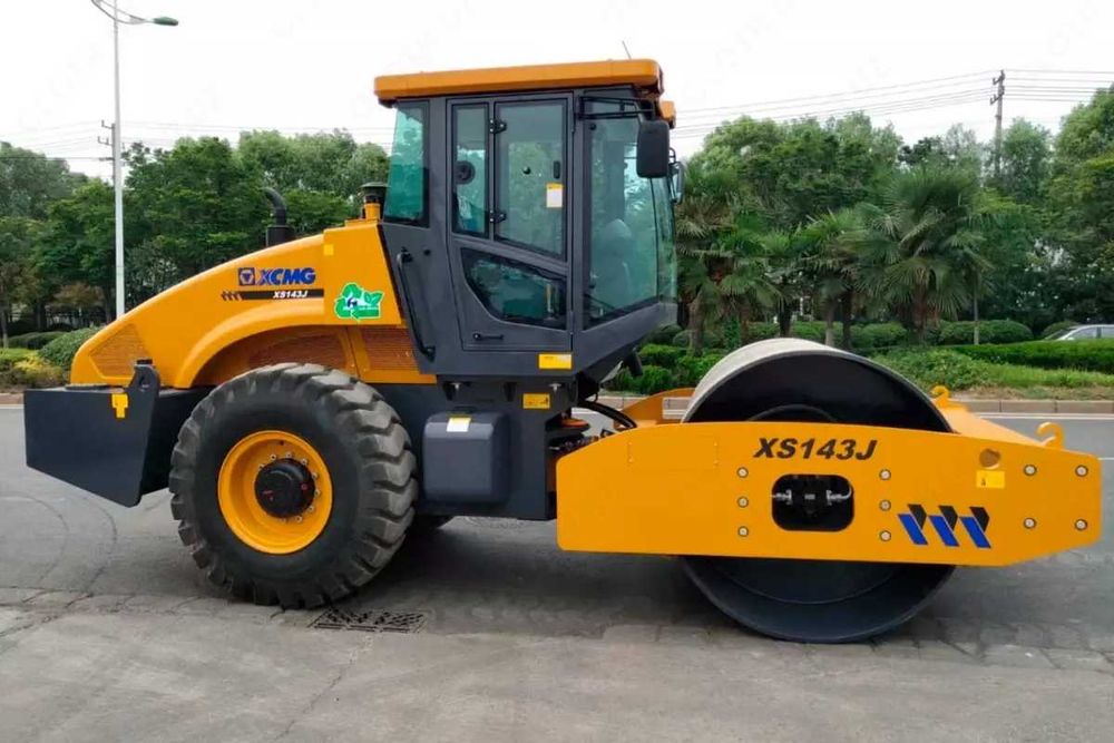 XCMG XS143J — это одно вальцовый вибрационный каток  14 тонн склад