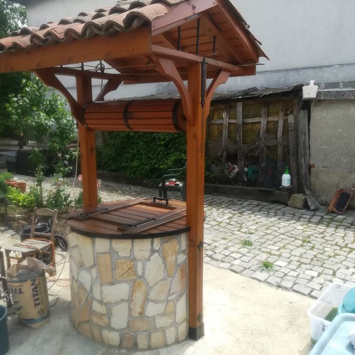 Произвеждам дървени конзоли за кладенци и дворни врати.