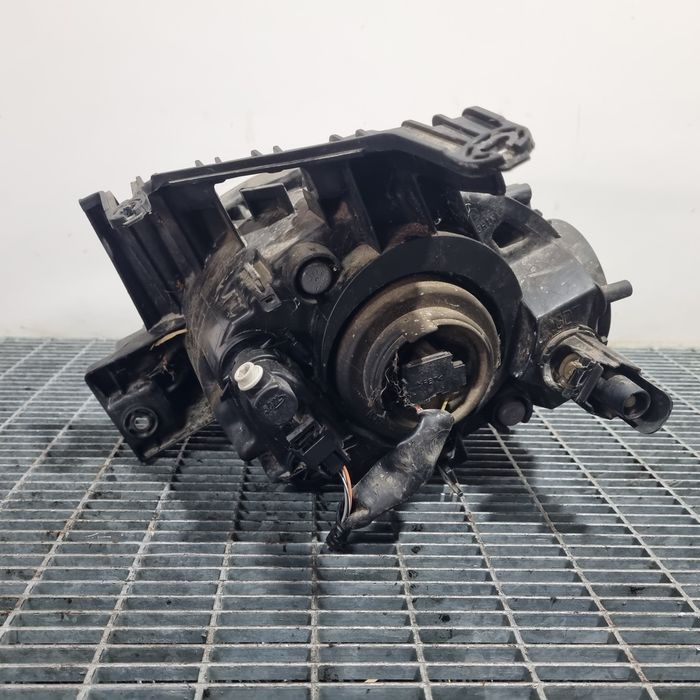 Far Dreapta Nissan Juke - SUV 4 Usi (1517) Fara xenon JOS