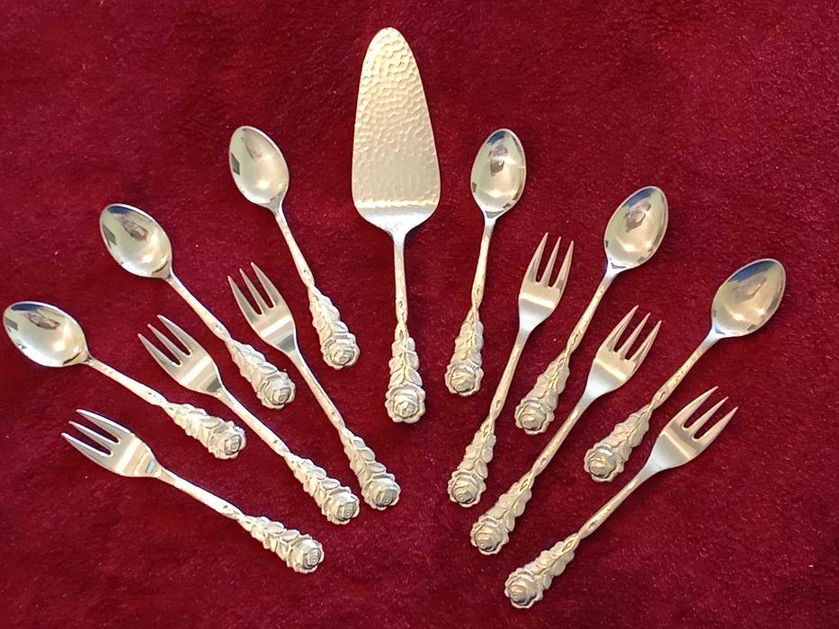 Десертни прибори с рози