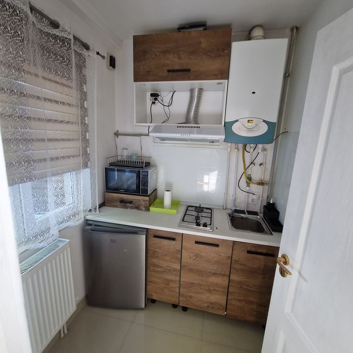 Închiriez apartament la casa,, zona semicentrala