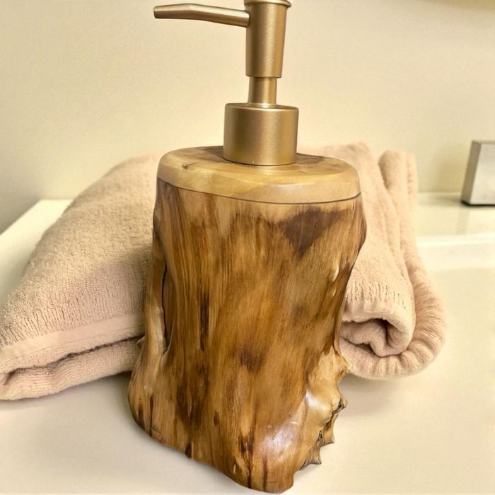 Диспенсъри за сапун от смола и дърво – ръчна изработка, която изпъква