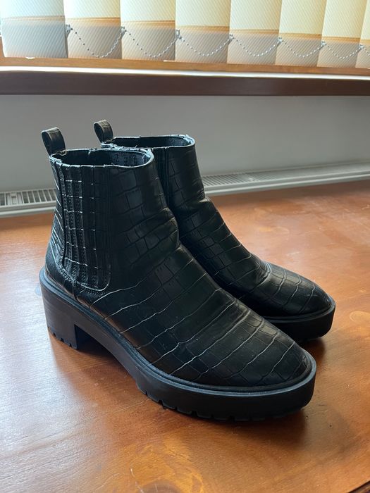 Cizme negre rezistenta la apa