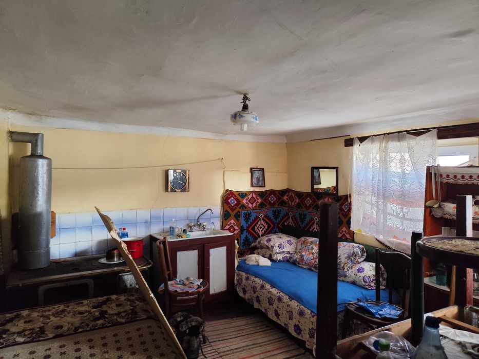 La 3 km de Campina, in Banesti, casa batraneasca, teren 584 mp