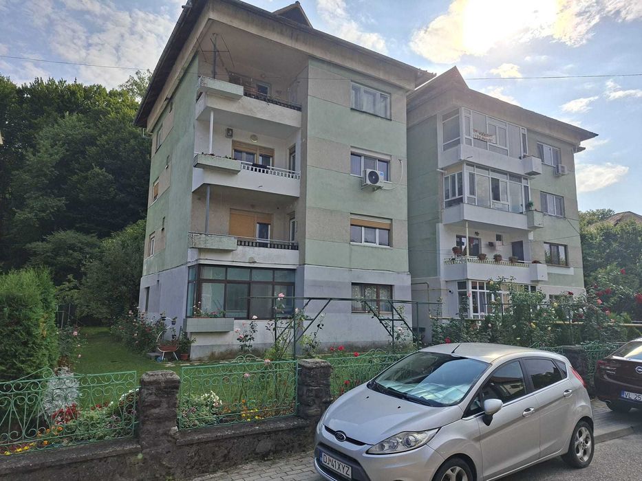 Vand Ap. 3 cam. Baile Olanesti, et. 1/3 in bloc cu curte