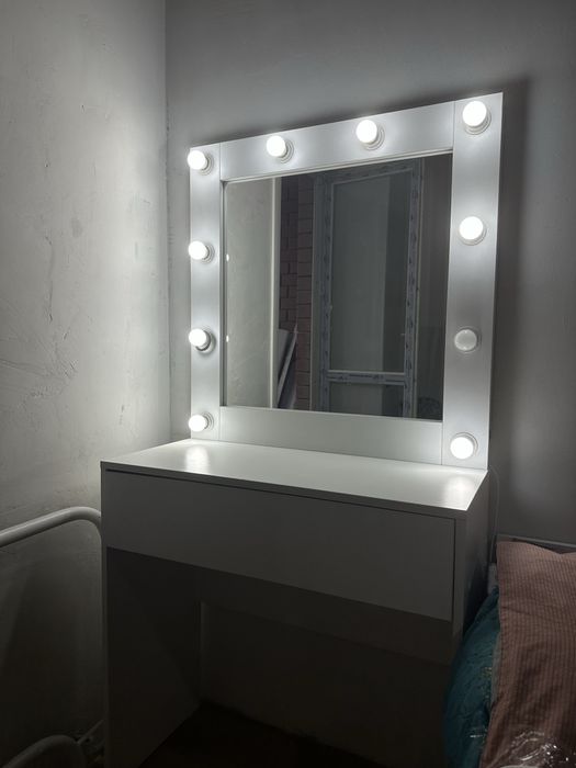 Продам туалетный столик