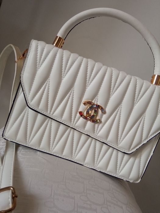 Сумка белая качество отличное цена договор