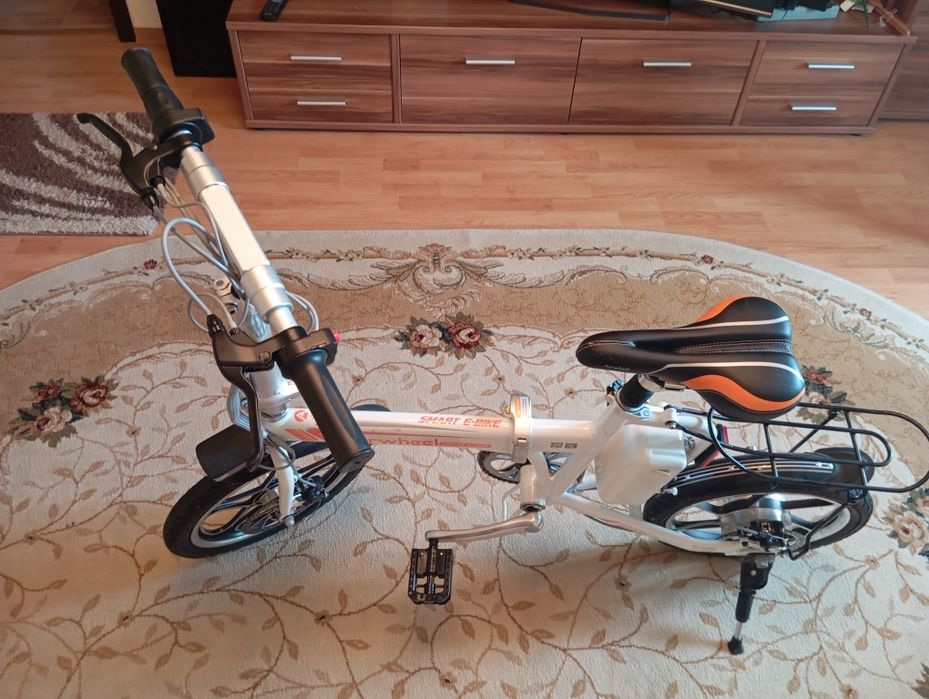 Vând bicicleta electrica pliabila