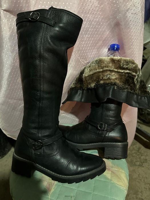 Продаются женские сапоги