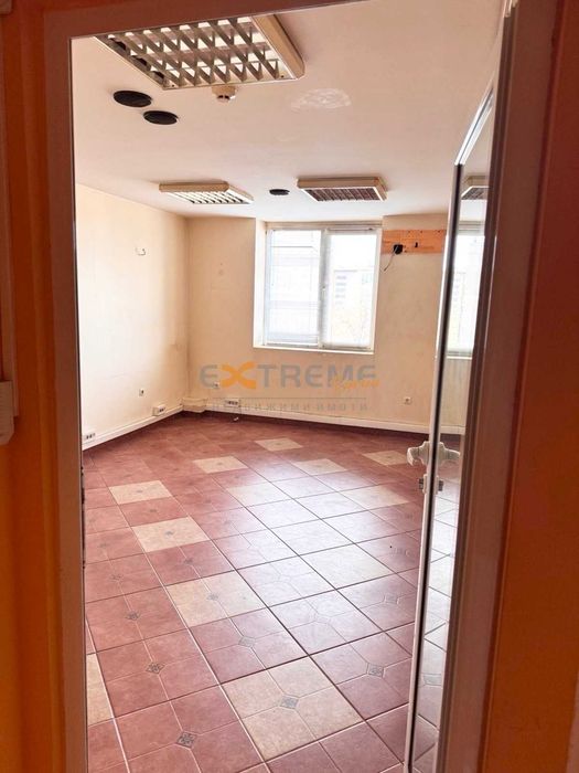 Дава се под наем Офис в Варна, ЖП Гара - 50 кв.м за 372 € - Снимка #2