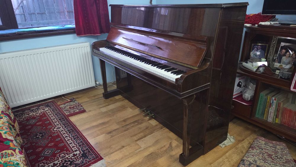 Vând pianină Doina