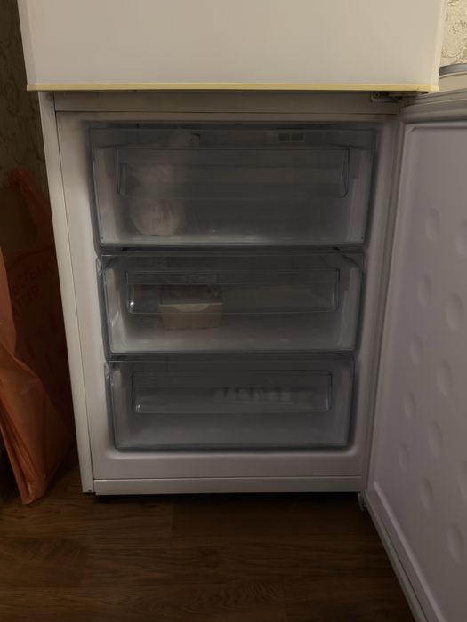 Холодильник Samsung,с LED-дисплеем.