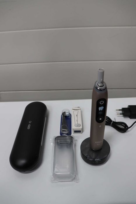 Електрическа четка за зъби ORAL B IO 10 GOLD BLUETOOTH, ЗЛАТЕН, лек козметичен ДЕФЕКТ