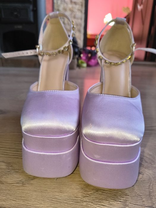 Pantofi cu platforma din satin liliac