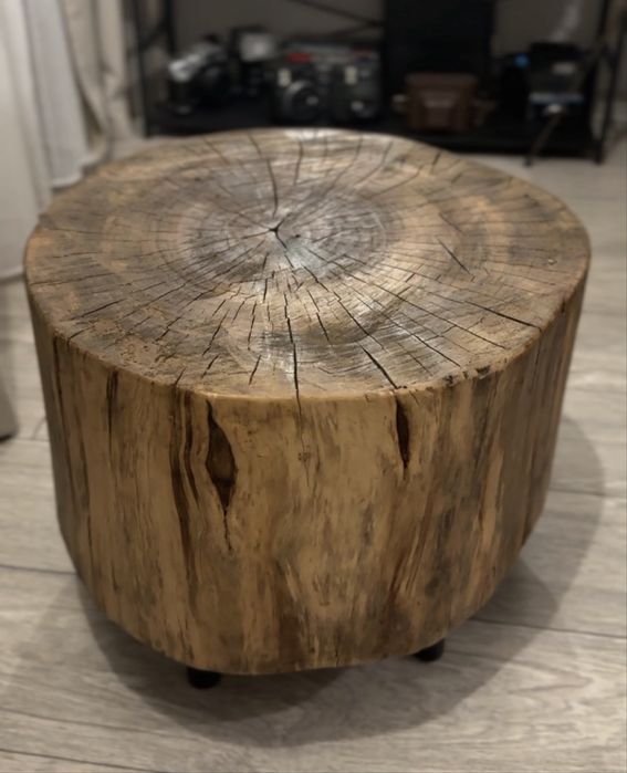 Masa de cafea din lemn lucrata manual.