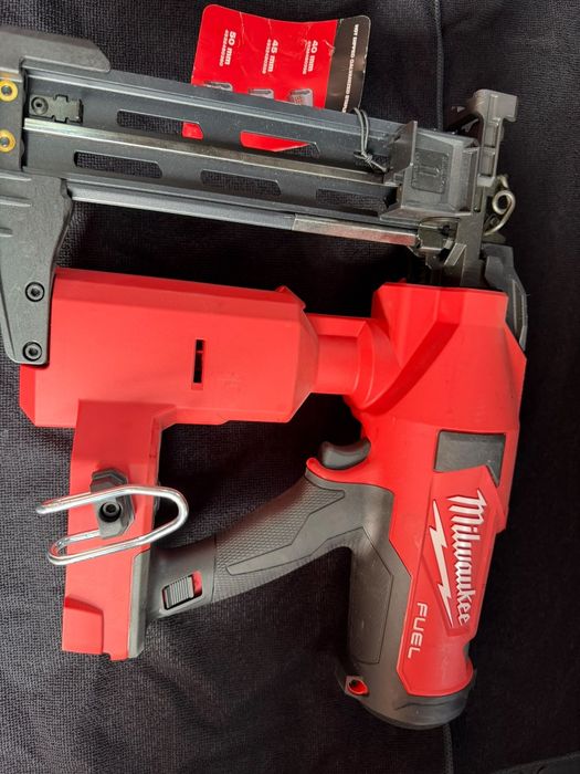 Milwaukee capsator pe acumulator