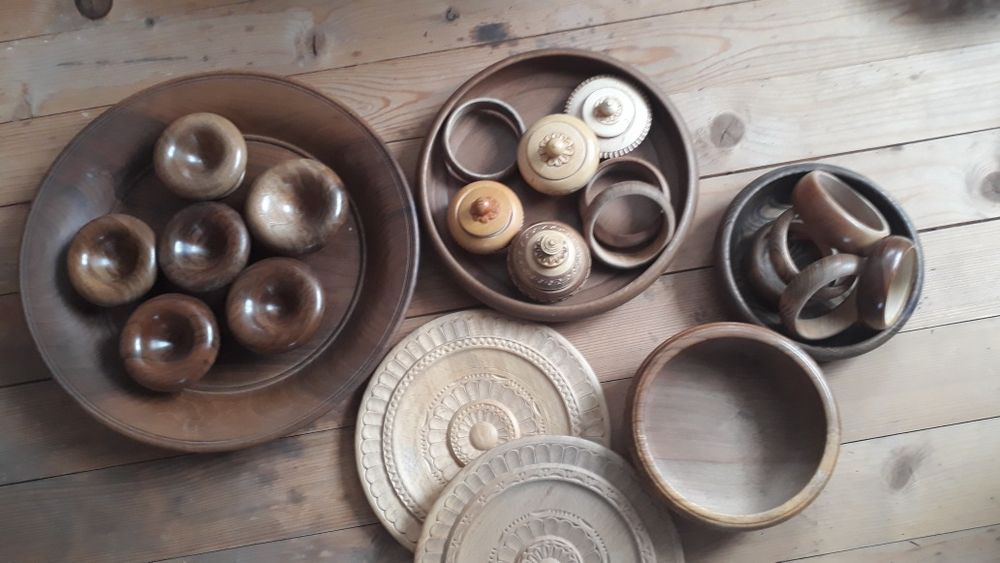 Ръчно правени дървени чинии и купи