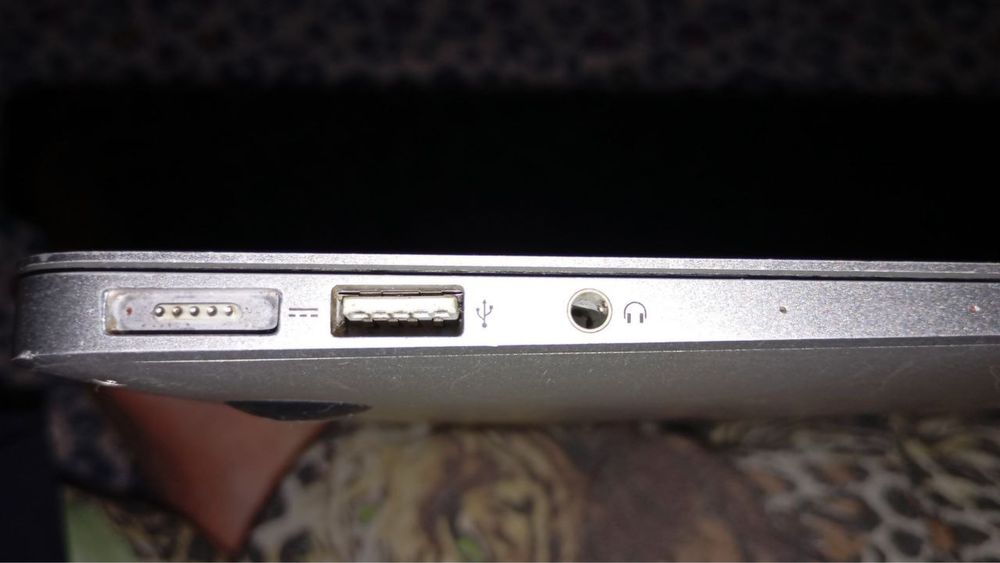 Продам мак бук  2017