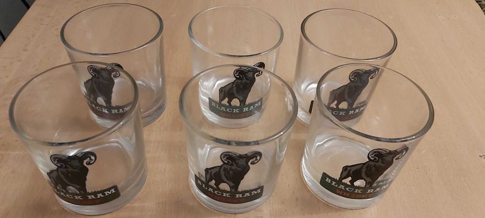 Продавам 6 броя чаши с надпис блек рам уиски