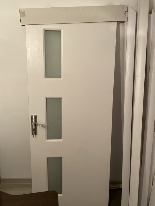 Usa interior cu toc reglabil