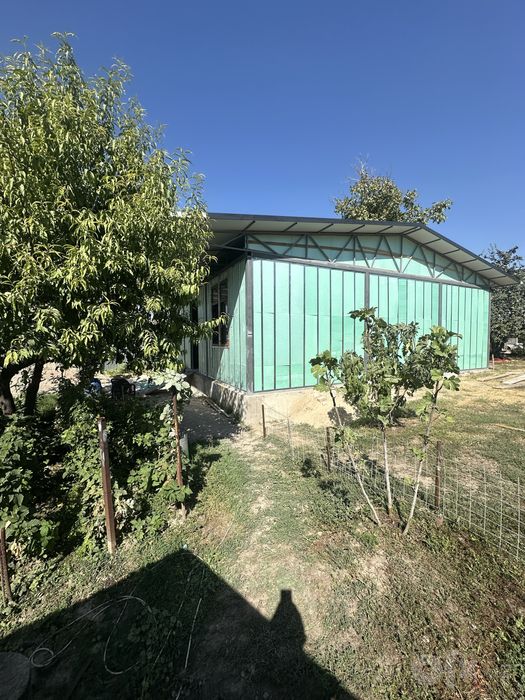 Hovli sotiladi 11 sotix 8 honali