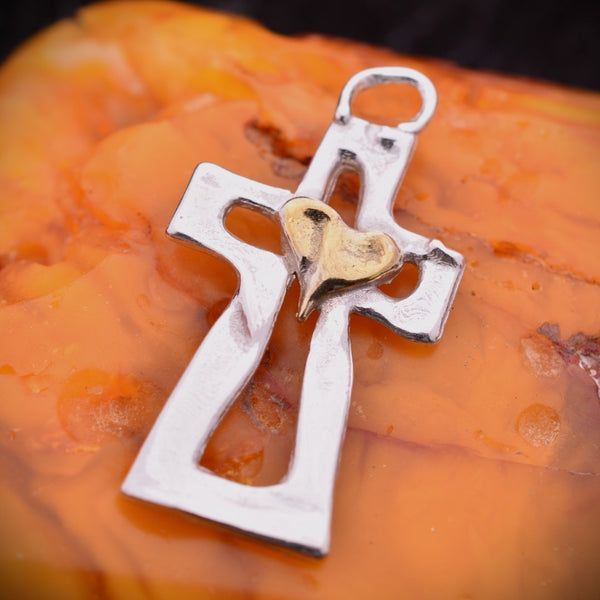 Сребърен кръст 925 със златни акценти и сърце | Скулптурно бижу