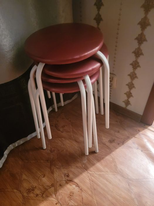 Продаются холодильник,  диван, газ плита