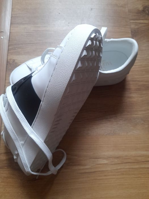 Продавам нови обувки VALENTINO Garavani