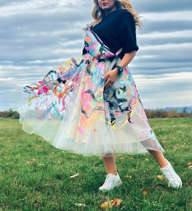 Пола от ръчно рисуван тюл.