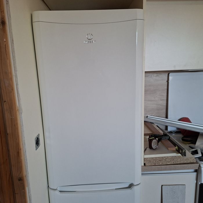 Продавам хладилник с фризер