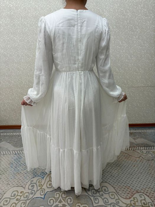 Белое шифоновое платье