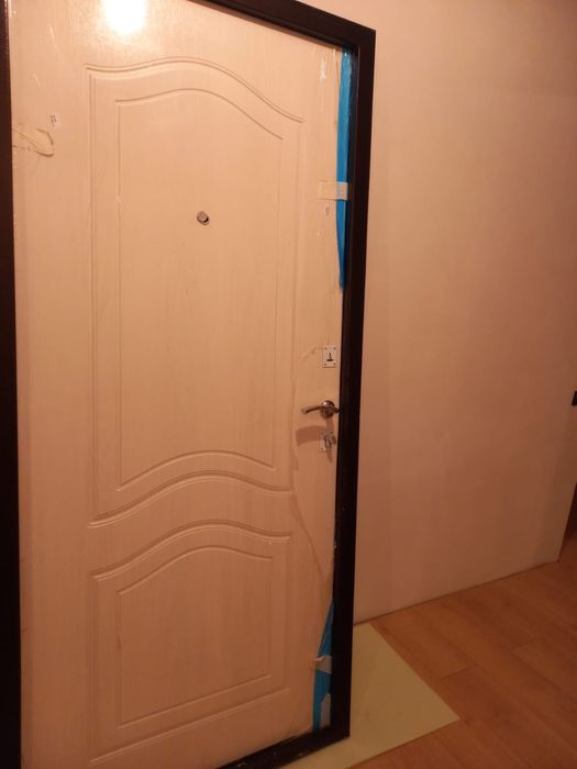 Продам входную дверь