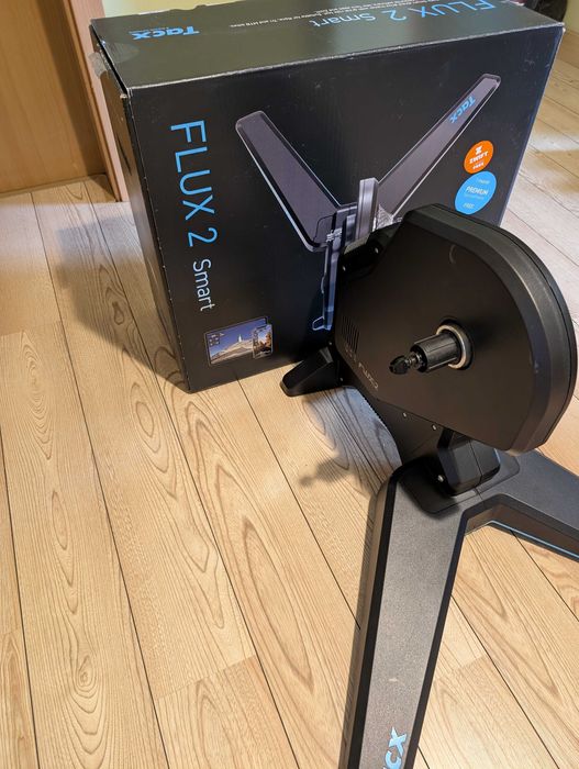 Vând Home Trainer Smart Tacx FLUX 2 – Ca Nou (Garanție Decembrie 2027)