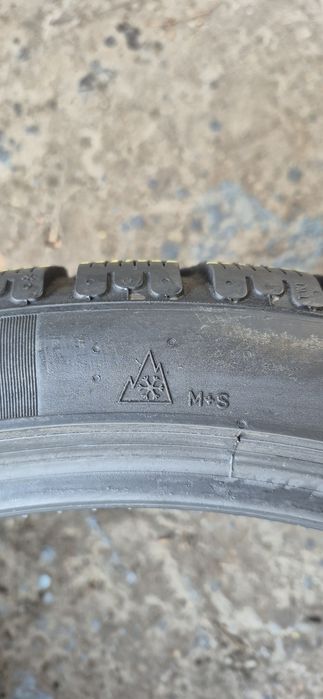 2 anvelope iarna Pirelli 305/30/21.Pretul este pe bucata.