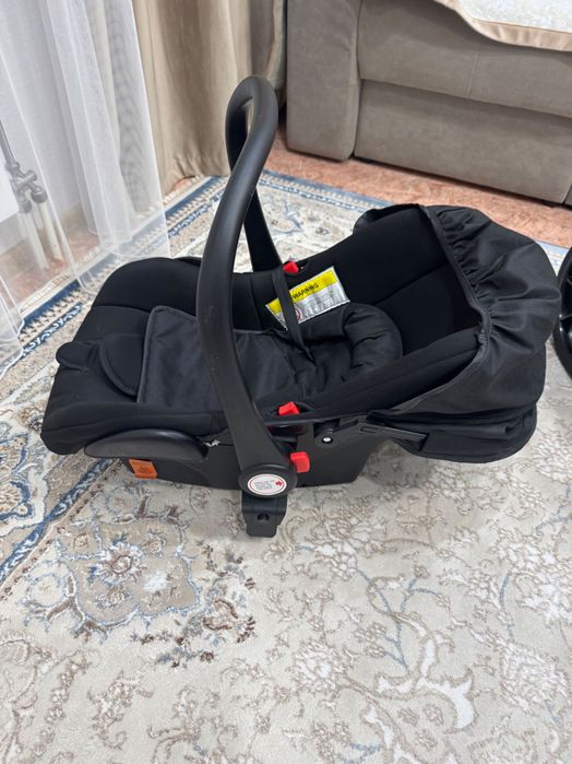 Продам коляску универсальную 3 в 1