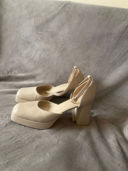 Vând sandale cu platforma, mărimea 41